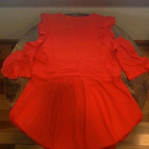 Venus cold shoulder with a ruffle, a-line. Size: XL - Picture 4 of 15